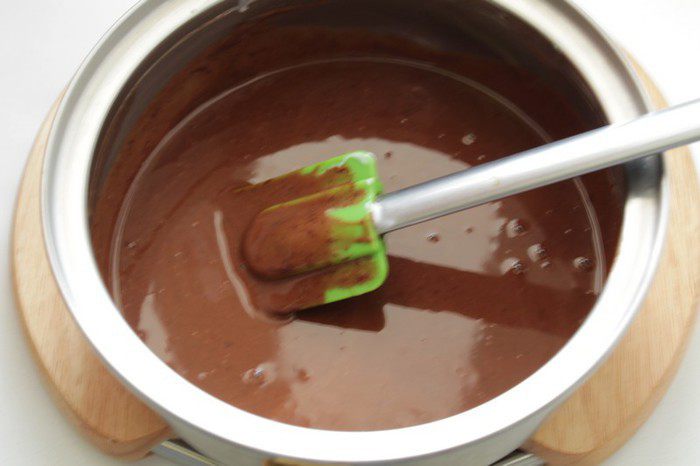 Шоколадный пирог с брусникой и орехами