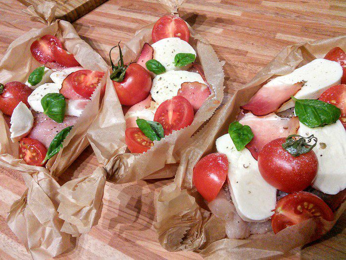 Капрезе из курицы, запеченный в пергаменте