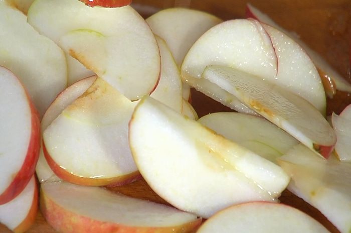 Салат из цикория с яблоком, крутонами и голубым сыром 