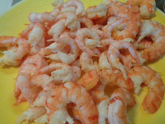 Средиземноморский суп с морепродуктами, рыбой и рисовой лапшой