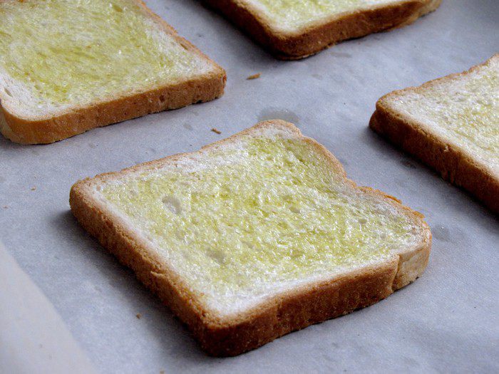 Тосты с грушей, голубым сыром и кедровыми орешками