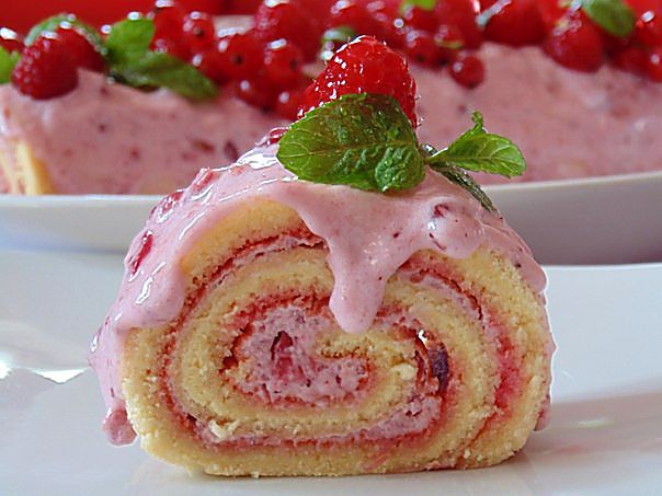 Нежный рулет с брусничным кремом и маршмеллоу