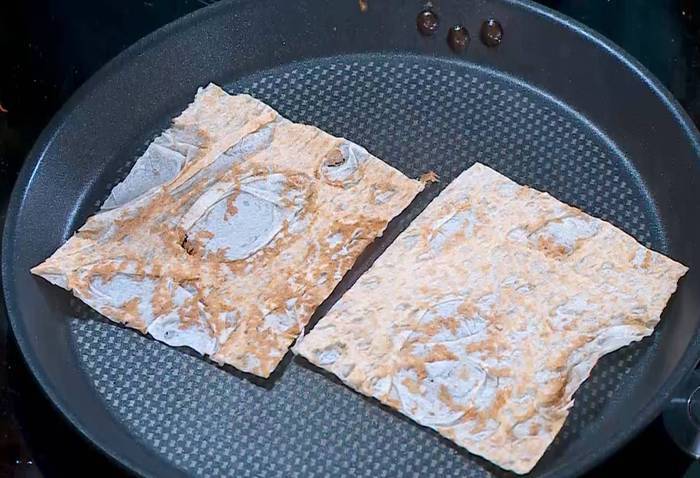 Мильфей с рыбой, авокадо и жареными овощами 