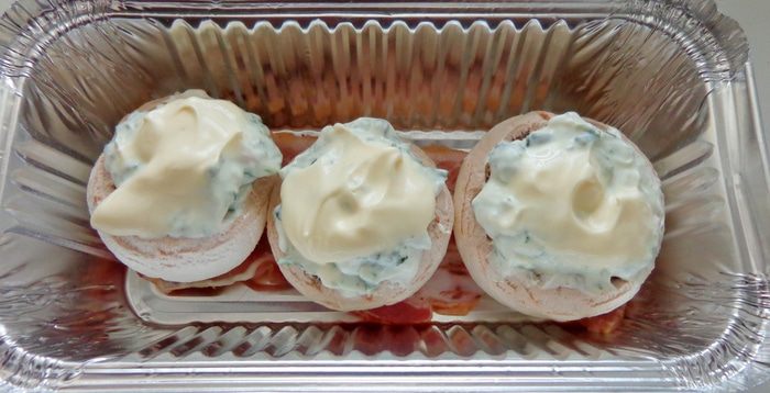 Мясные шарики со шпинатом в слоеном тесте с фаршированными шампиньонами