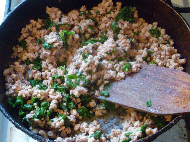 Мясной пирог со шпинатом