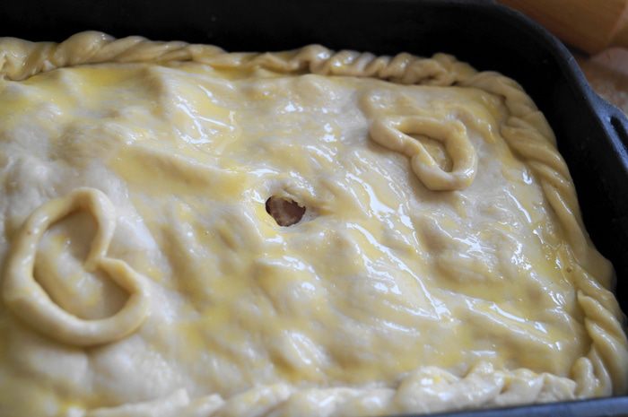 Пирог с мясом и картофелем под сыром