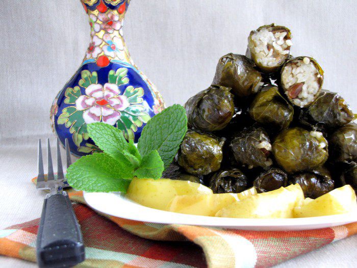 Долма с рисом, изюмом и кедровыми орешками