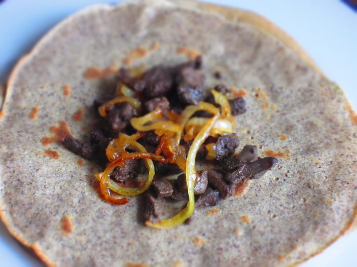 Блинчики на гречневой муке с куриной печенью и карамелизированным луком