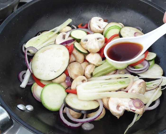 Пицца из свекольного теста с овощами и грибами