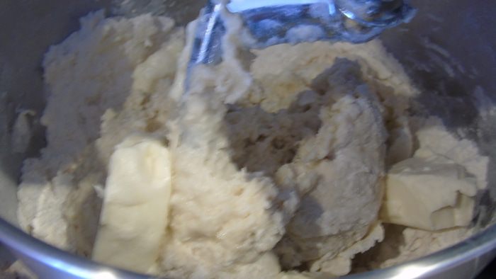 Сдобные булочки с изюмом в глазури 