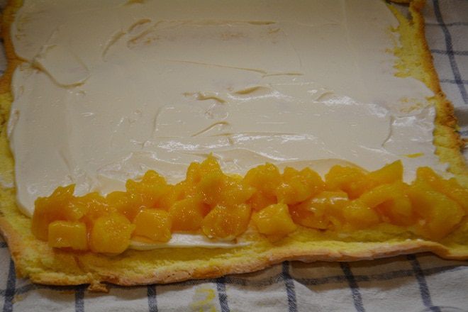 Бисквитный рулет с манго и сметанным кремом