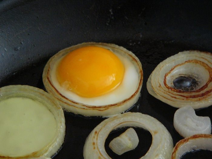 Яичница в луковых кольцах