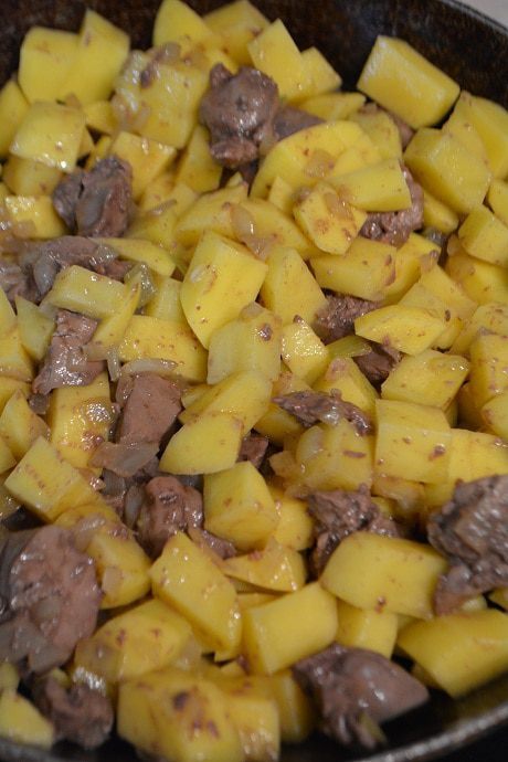 Жаркое с картофелем и куриной печенью