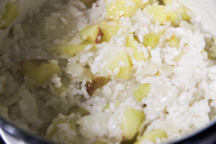 Цыпленок, фаршированный рисом и яблоками