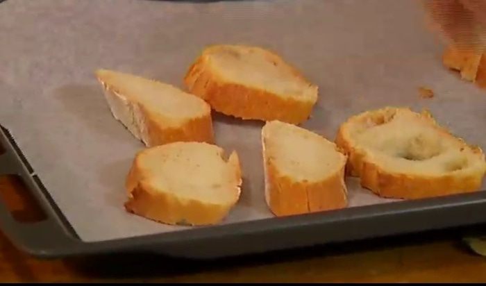 Моцарелла и помидоры на шпажках 