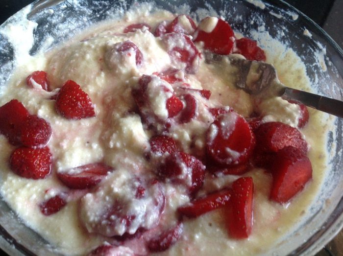 Слойки с творогом и клубникой