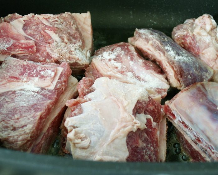 Томленые говяжьи ребрышки с томатно-овощным соусом