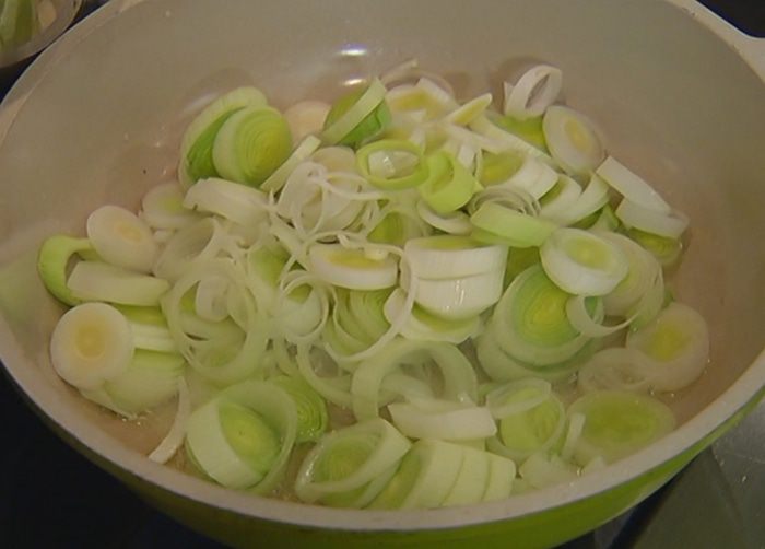 Купаты, запеченные с пореем и яблоками