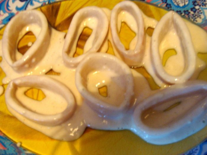 Теплый салат с кальмарами