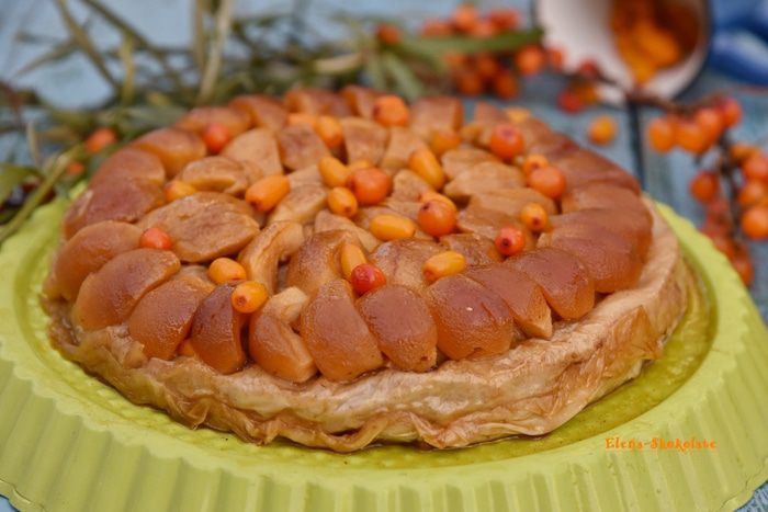 Пирог из теста фило с грушей, облепихой и карамельными яблочками