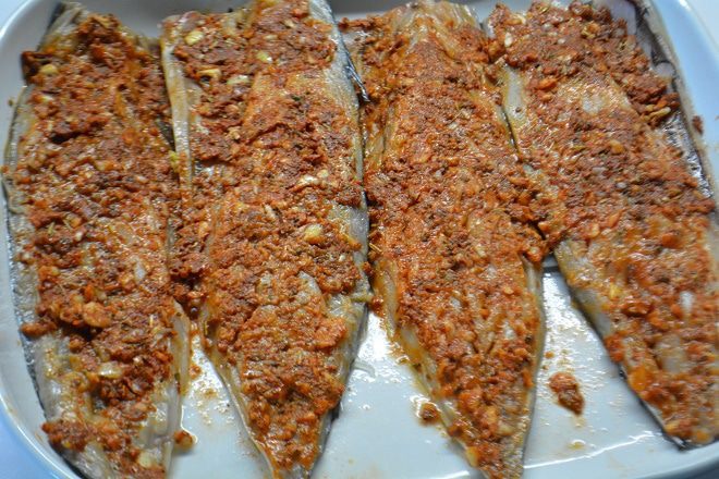 Скумбрия, запеченная с паприкой и чесноком