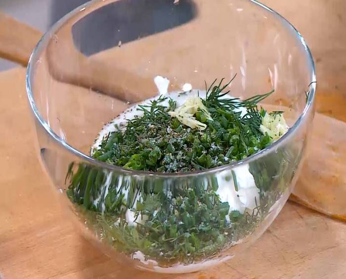Салат из молодого картофеля с редисом и заправкой из феты 