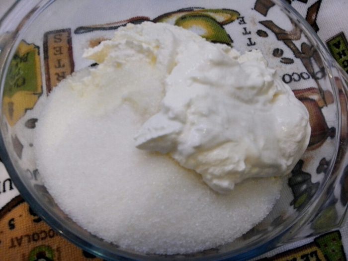 Творожный торт с фруктами, изюмом и орехами