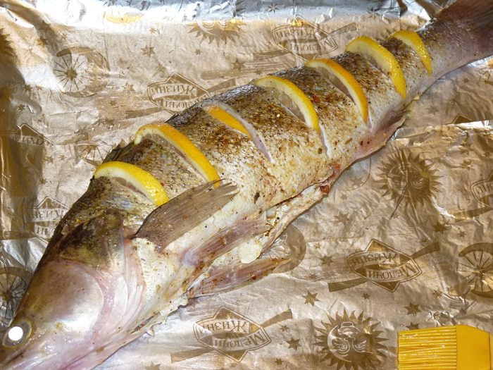 Судак с лимоном и луком