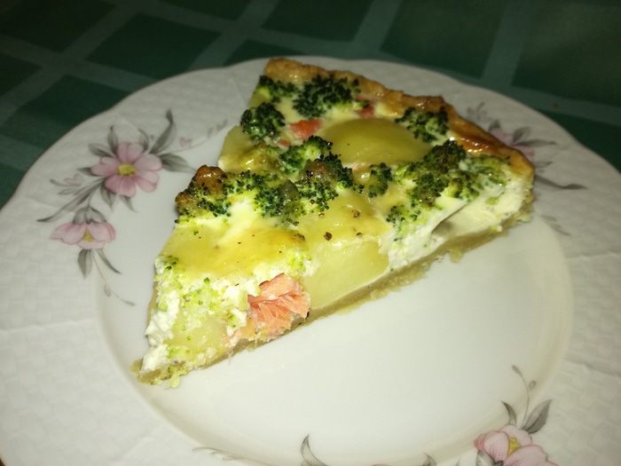 Киш с форелью, картофелем и брокколи