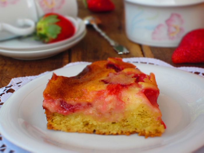 Клубничный пирог с йогуртовой заливкой