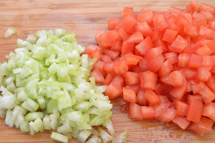 Cалат с копченой семгой, помидорами и сельдереем