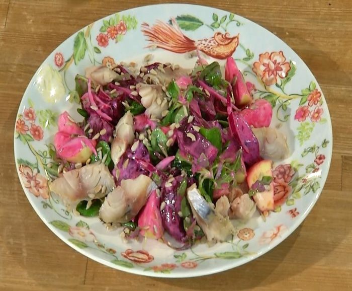 Салат с яблоками, свеклой и копченой скумбрией 