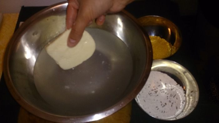 Жареный сыр с соусом из брусники и табаско
