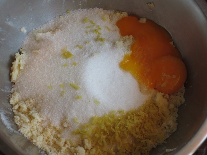 Кростата с клубникой и миндальным заварным кремом
