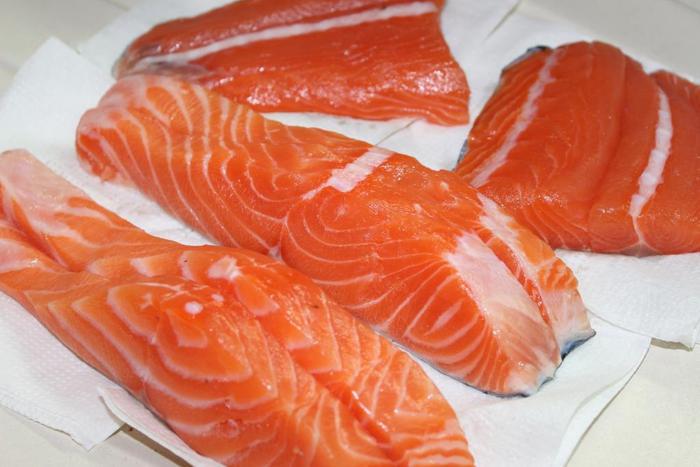 Слабосоленая семга в коньяке с мускатным орехом