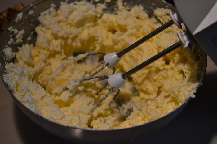 Сливочная пасха с грецкими орехами и финиками