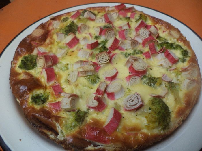 Пирог из слоеного теста с брокколи и крабовыми палочками