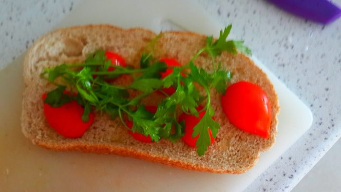 Горячий бутерброд с помидорами