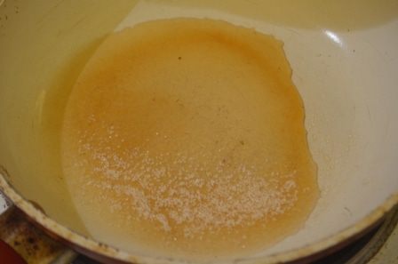 Ароматная куриная печенка с грибами и яблочным чатни