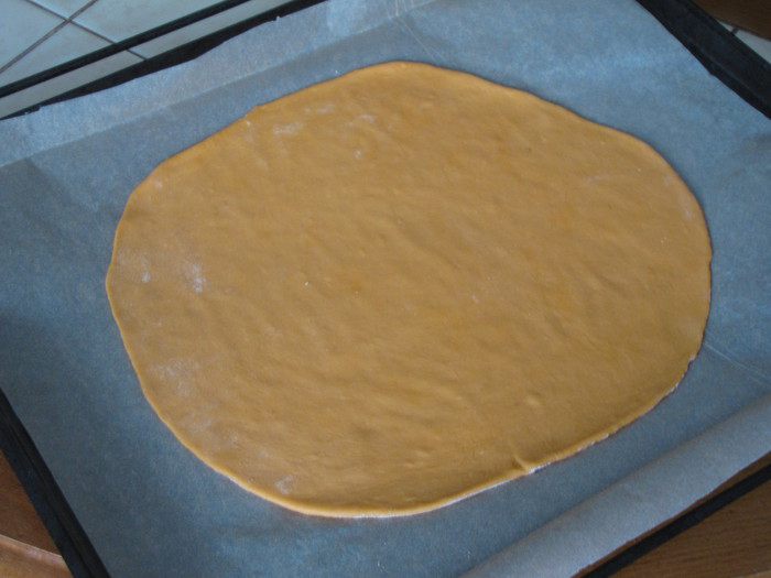 Пирог с мясом и тыквой на томатном тесте
