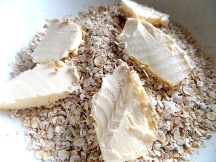 Яблоки, запеченные под овсяным крамблом