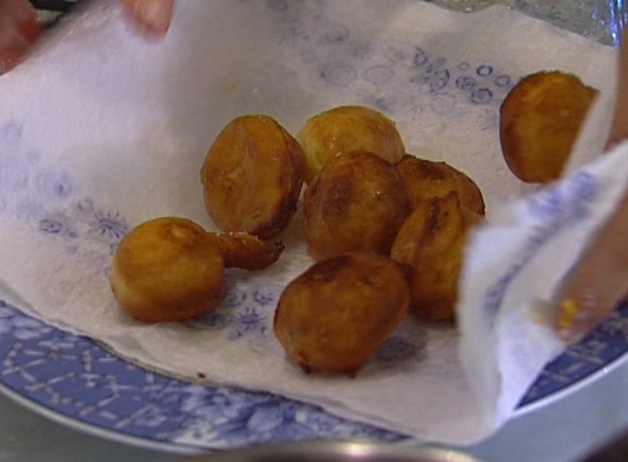 Апельсиновые пончики с шоколадным соусом