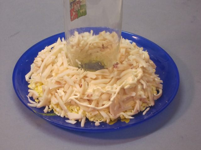 Салат с кальмарами