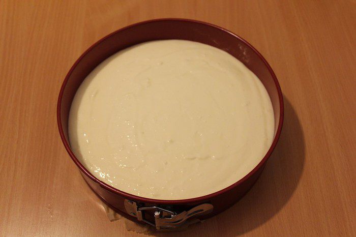 Брауни с чизкейком, взбитыми сливками и ягодой