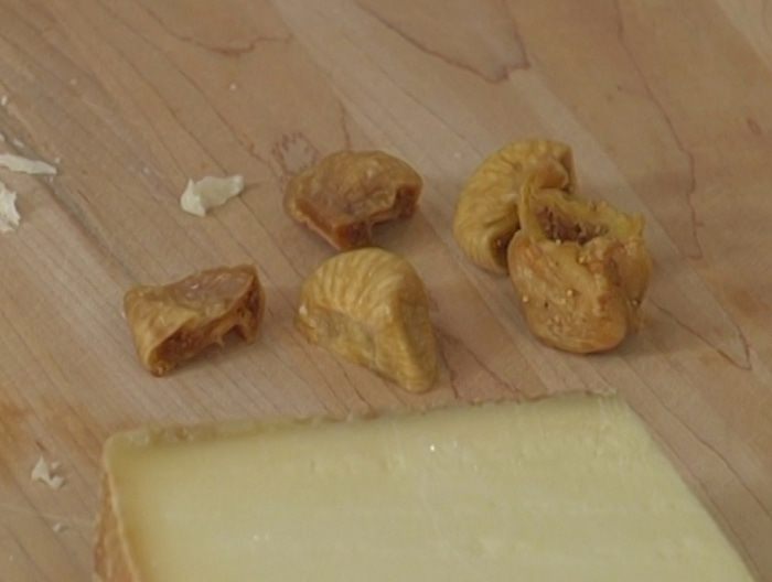 Брускетта с инжиром, яблоком и сыром 