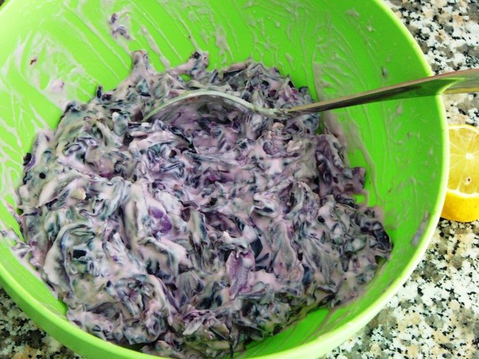 Салат из краснокочанной капусты с йогуртом и чесноком