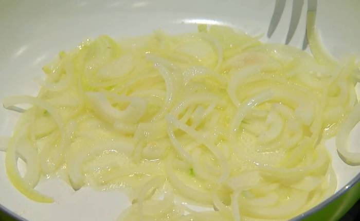 Маффины с карамелизированным луком, беконом и зеленым горошком