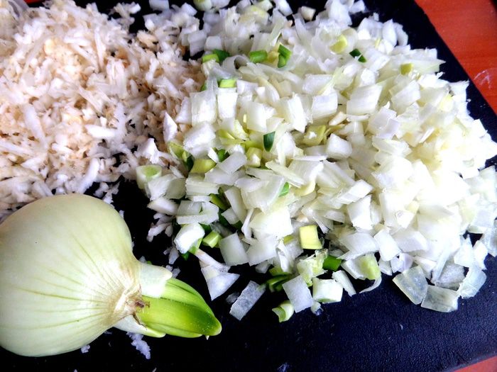 Мини-пирожки с капустой, сельдереем, шпинатом и сыром