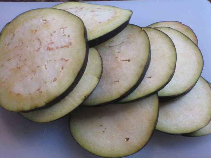 Тарталетки с баклажанами и сыром Бри