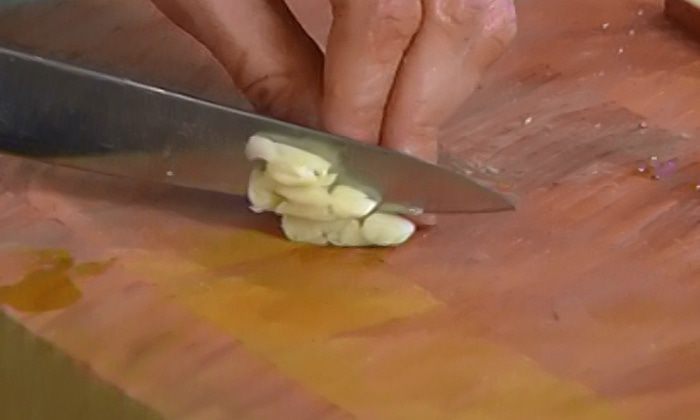 Салат со спаржей и жареным сулугуни 